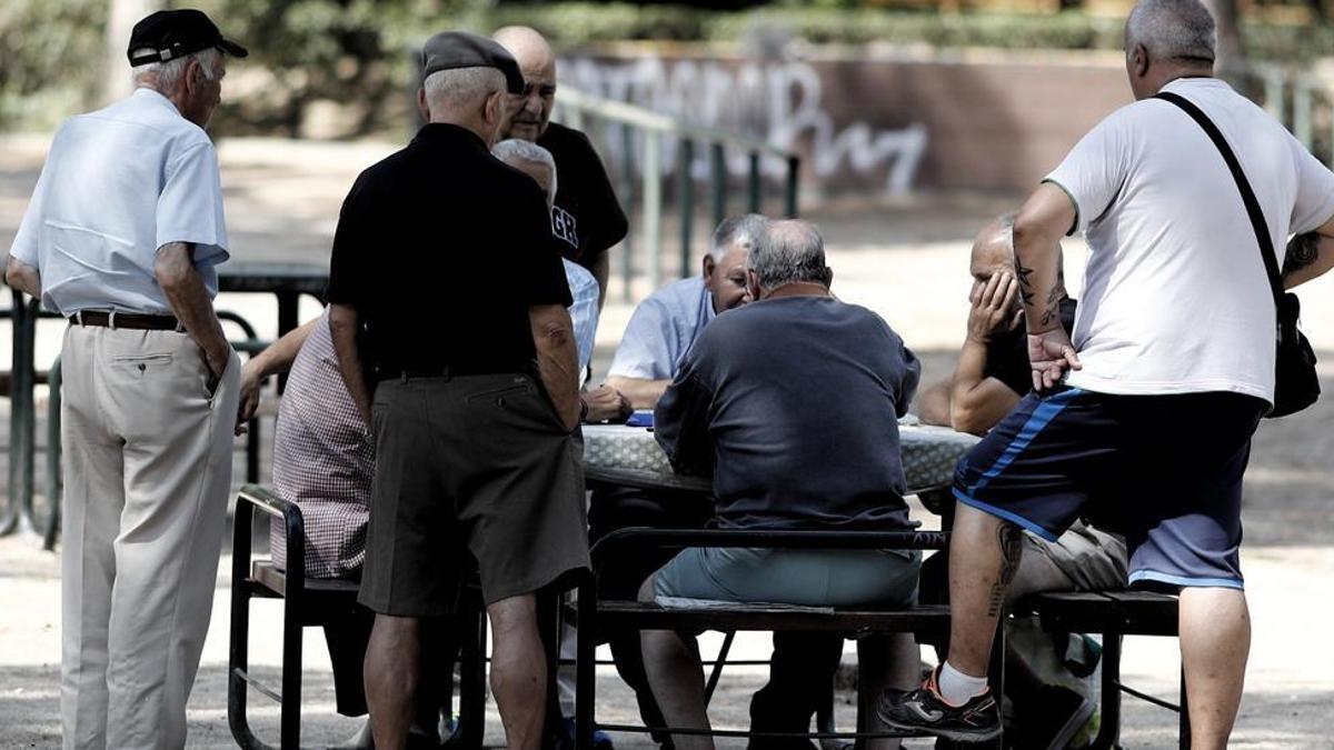 Varios pensionistas en un parque