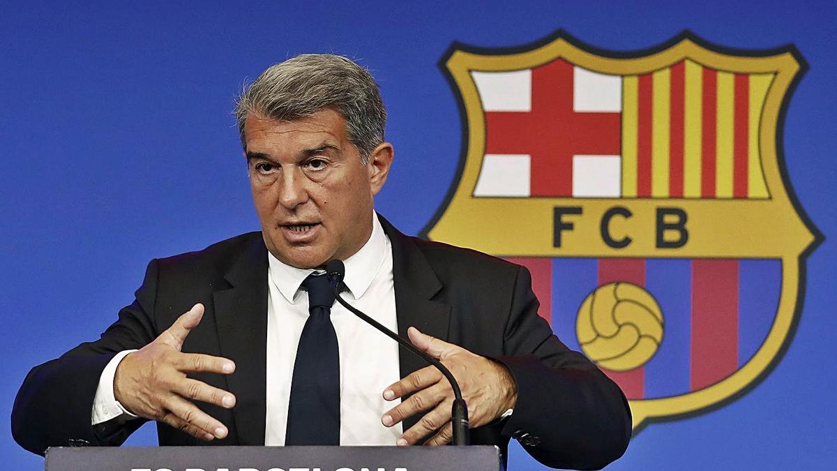 Joan Laporta en la ronda de premsa d’ahir a l’Auditori 1899 del Camp Nou. | EFE/ANDREU DALMAU