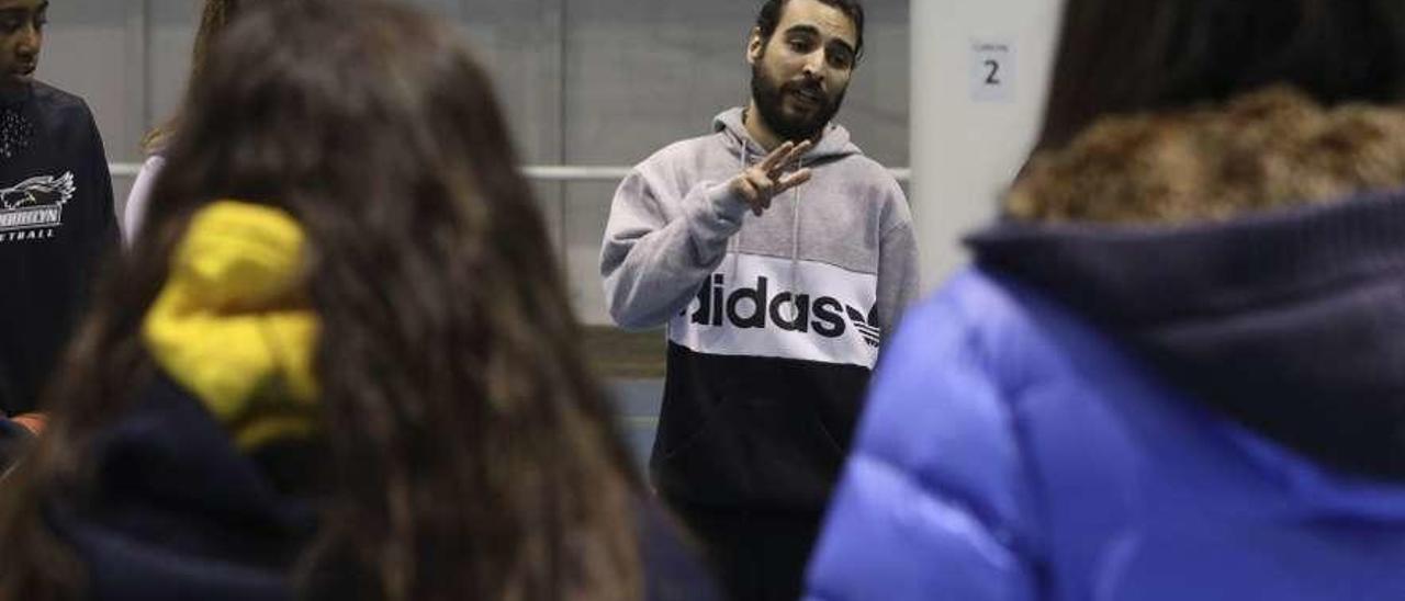 Iván Villaverde dirigiendo un entrenamiento del ADBA.