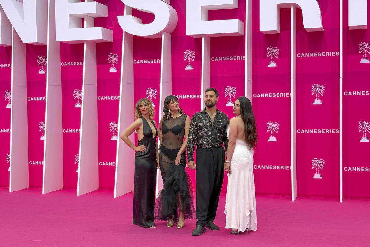 Las cocreadoras y guionistas de la serie Marta Loza y Marta Bassols (primera y segunda por la izquierda), junto a David Menéndez y Ana Boga, actores portagonistas, en la alfombra roja del festival Canneseries.