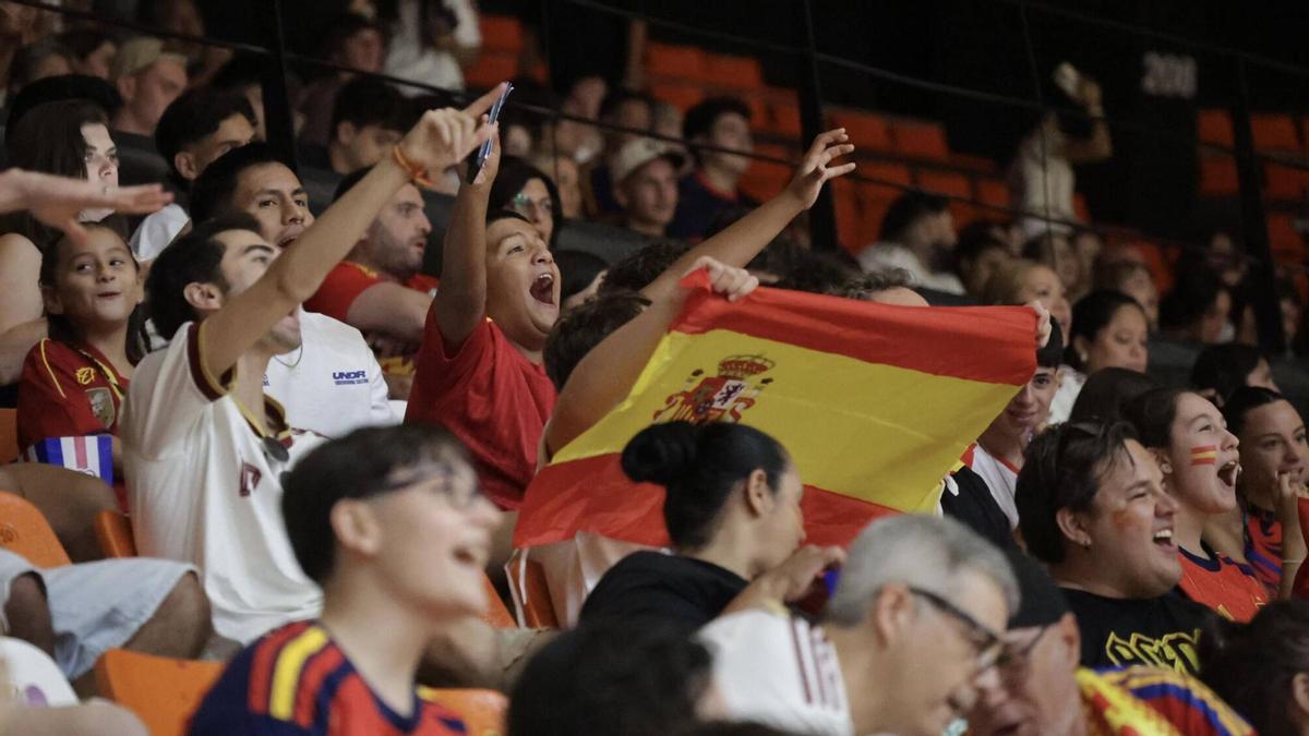 La Fonteta apoyó desde la distancia a la selección