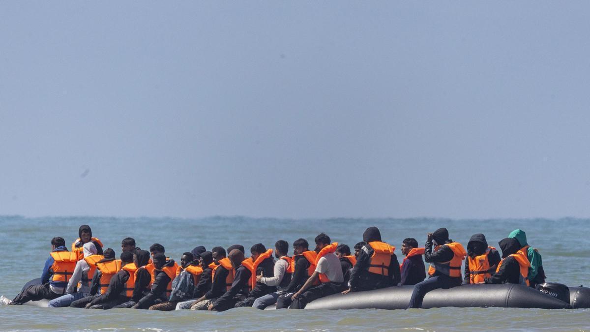 CRISIS MIGRATORIA | Rescatan a más de 150 migrantes en el Canal de la Mancha tras incendiarse una embarcación