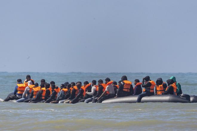 Rescatan a más de 150 migrantes en el Canal de la Mancha tras incendiarse una embarcación