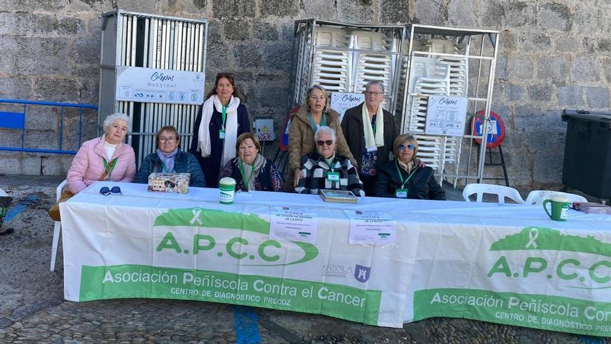Representantes de la Asociación Peñíscola Contra el Cáncer, en un estand informativo.
