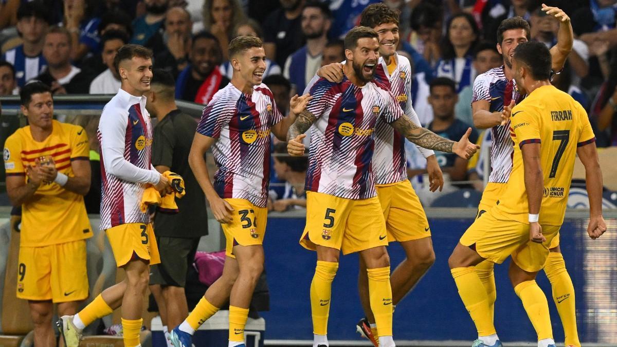 Ferran Torres celebra su gol ante el Oporto con el banquillo del Barça