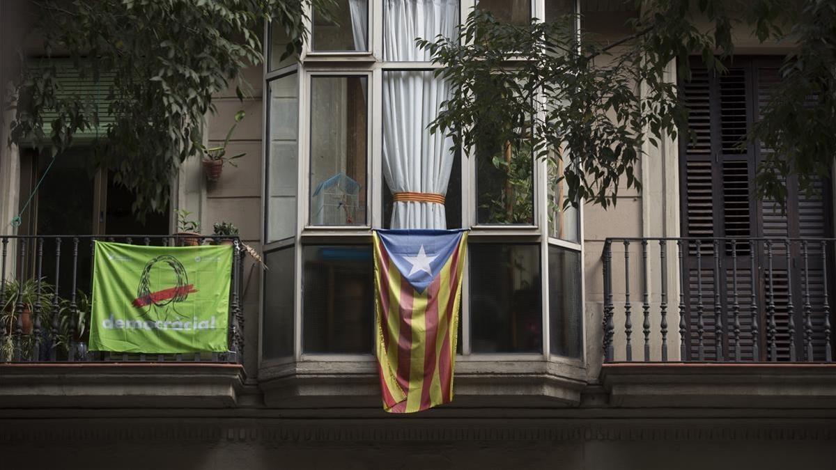 'Estelada' en en un balcón de la calle Girona de Barcelona.