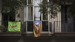 ’Estelada’ en en un balcón de la calle Girona de Barcelona.