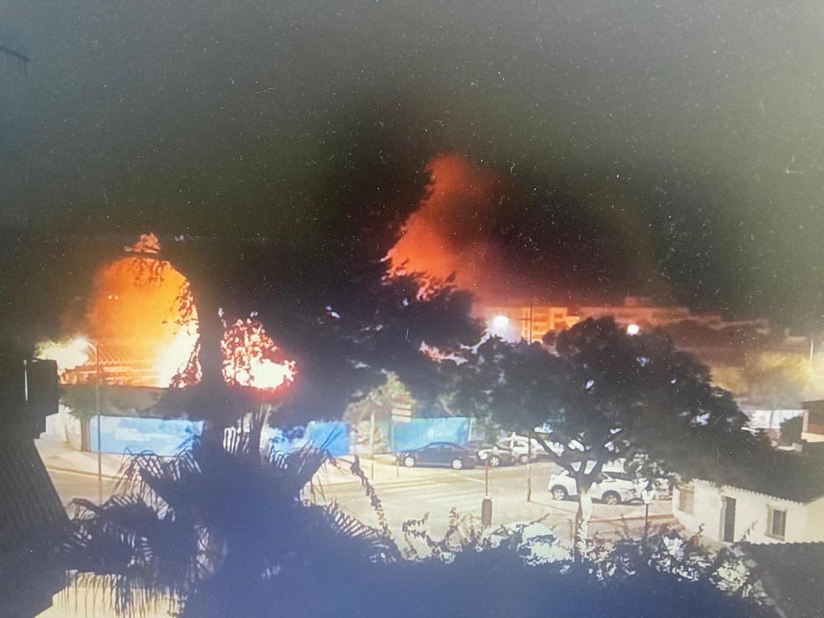 Imagen del incendio del campo de fútbol de Marbella ocurrido la pasada noche.