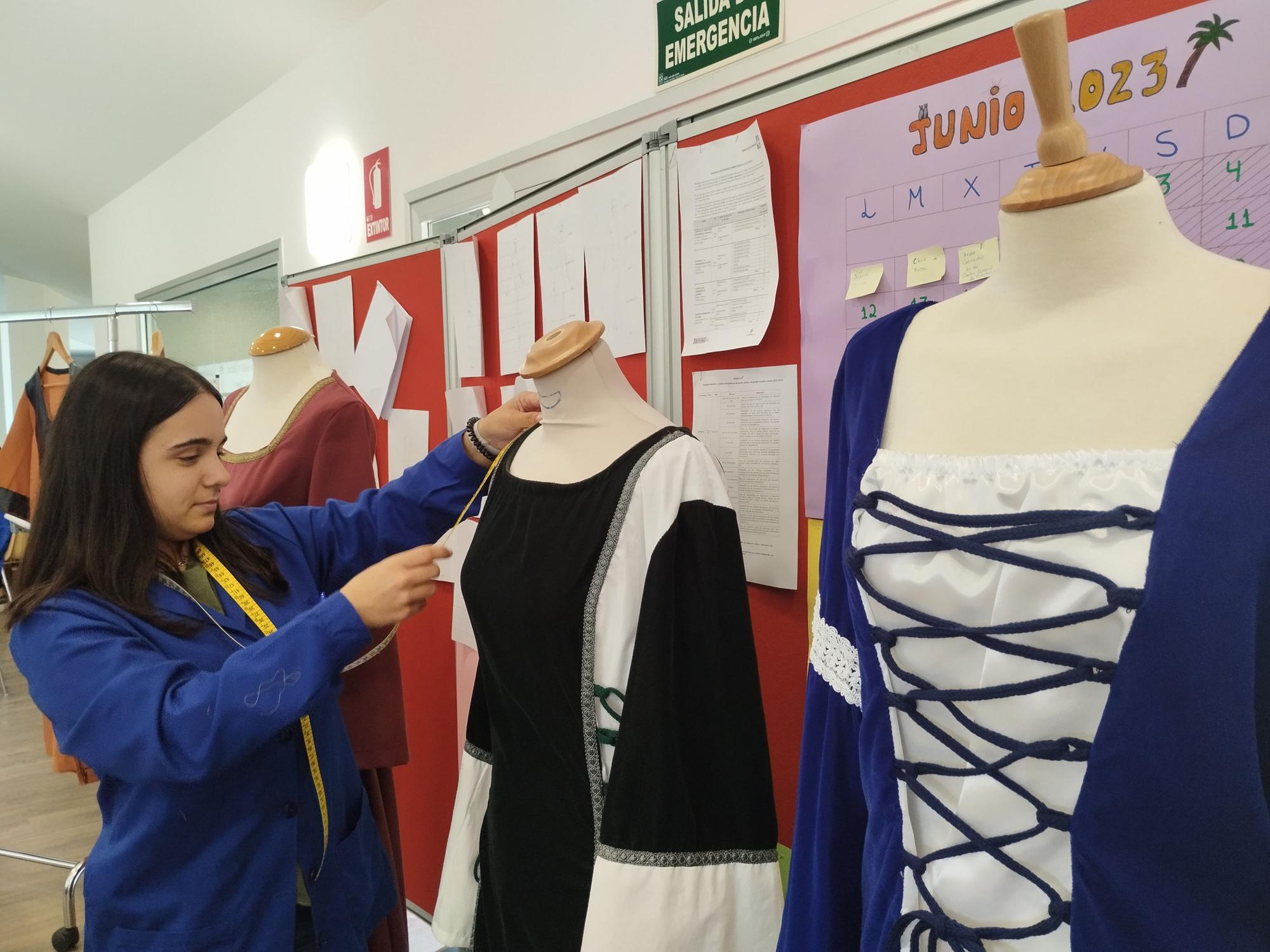 Los nuevos trajes para la fiesta de Los Exconxuraos de Llanera, en las últimas puntadas: "Lo más difícil es la pasamanería"