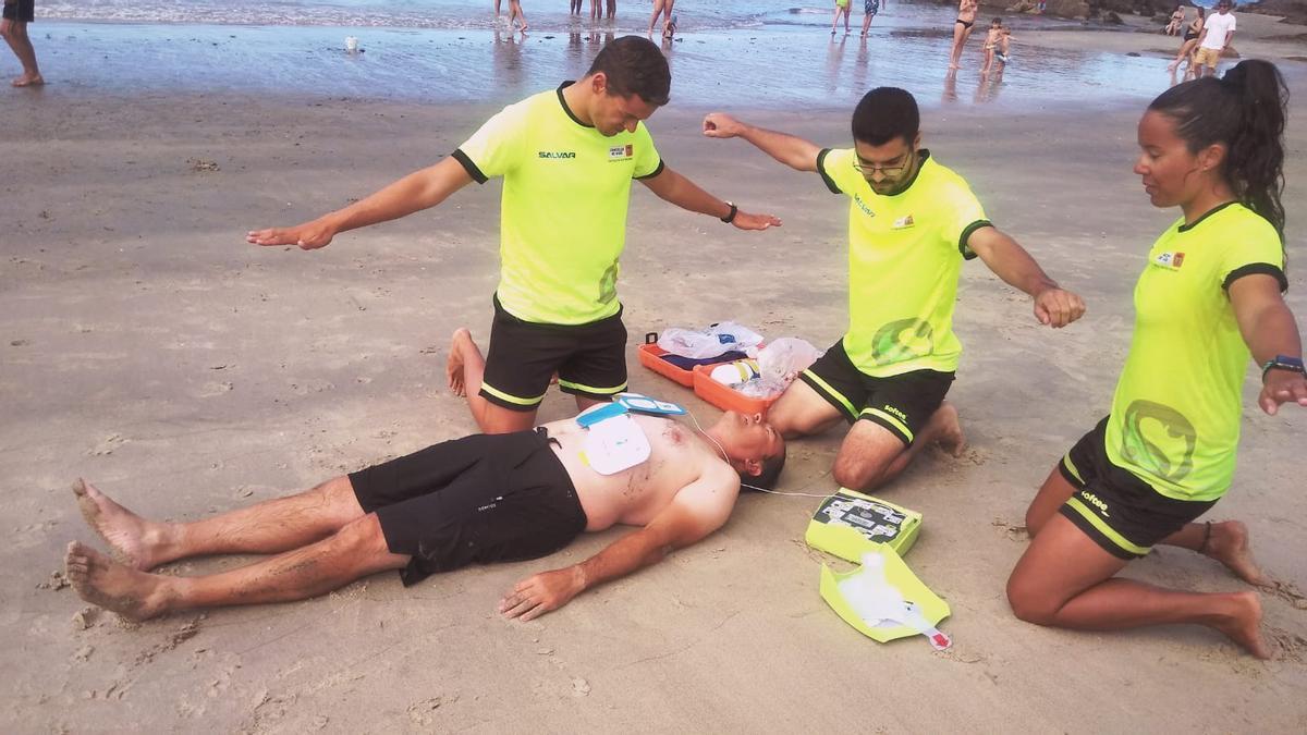 Simulacro de rescate y reanimación  en la playa de Argazada realizado ayer por el equipo de Salvamento.