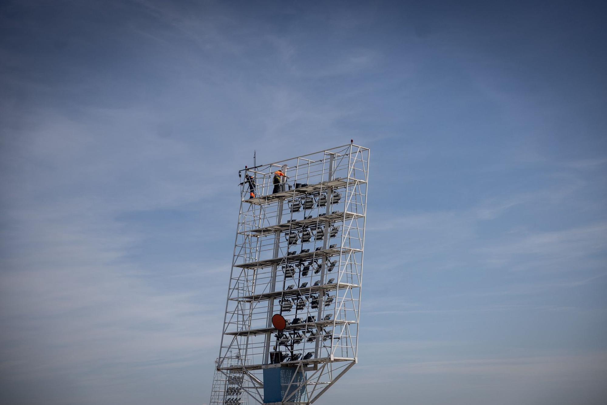 En imágenes | Desmontaje de los focos de La Romareda y estado del campo tras el último partido antes de la demolición