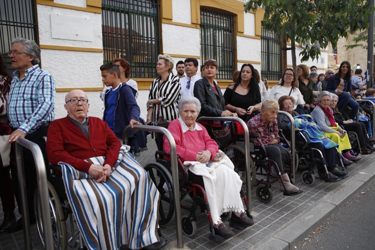 La Vera Cruz cruza el Guadalquivir