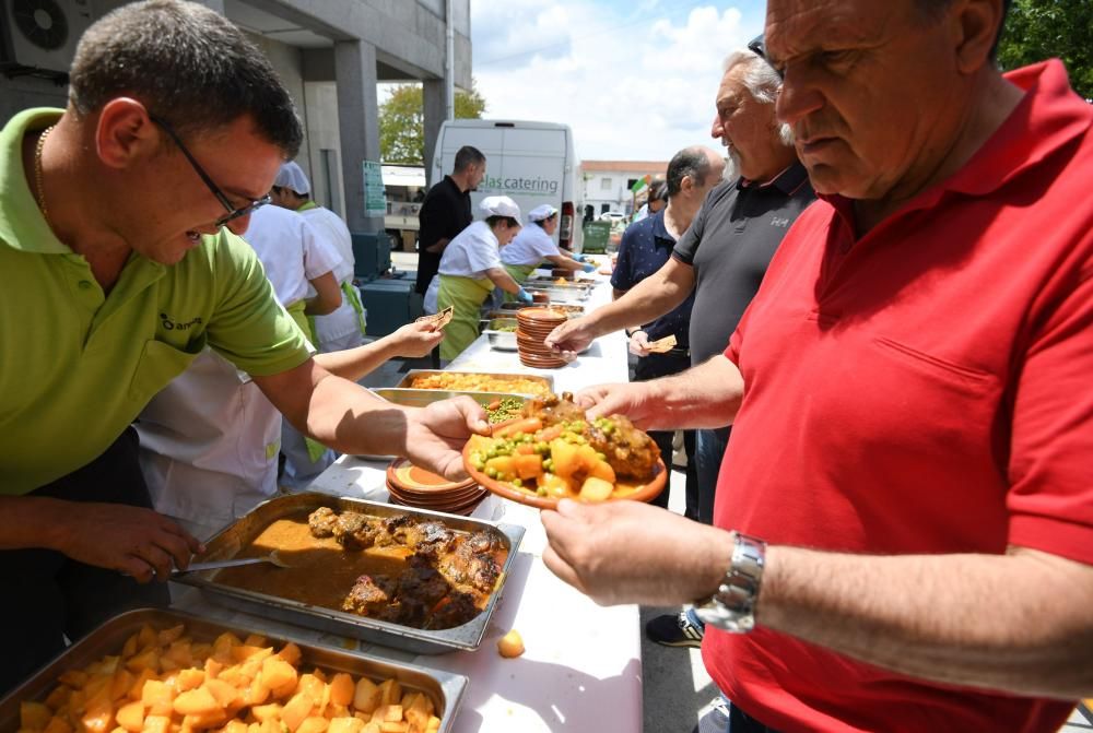 Fiestas gastronómicas en Galicia | A Lama hinca el diente a su famoso codillo