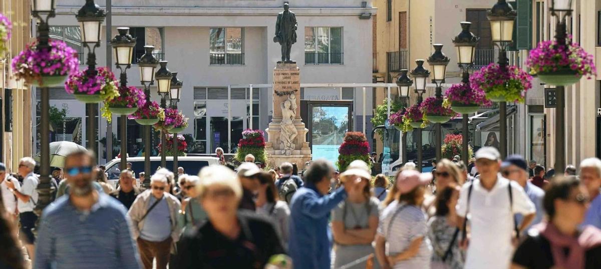 Viandantes en la calle Larios de Málaga.