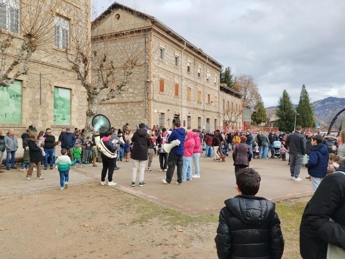 Un centenar d'infants acompanyen els reis a recollir el carbó a Sant Corneli: "És molt maco i proper”