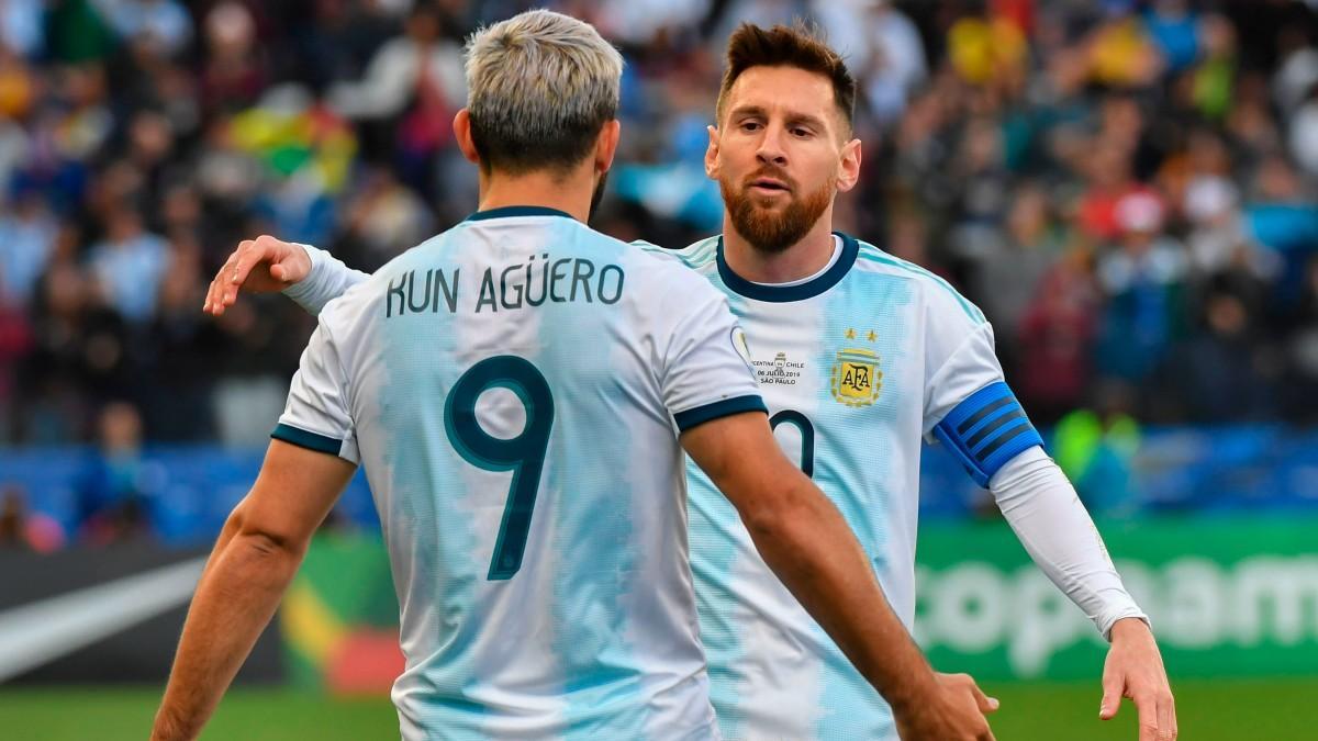 Agüero y Messi celebran un gol con Argentina ante Chile en la Copa América