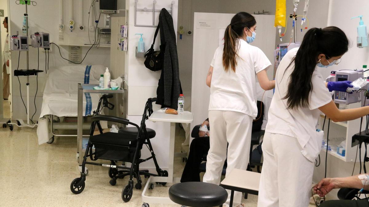 Infermeres en una atenció oncològica en una imatge d'arxiu.