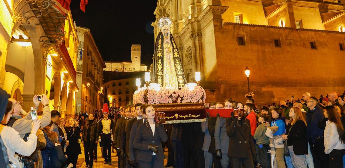 La Soledad recorría las calles de la ciudad antigua rodeada de fieles. | ELISABET SOTO