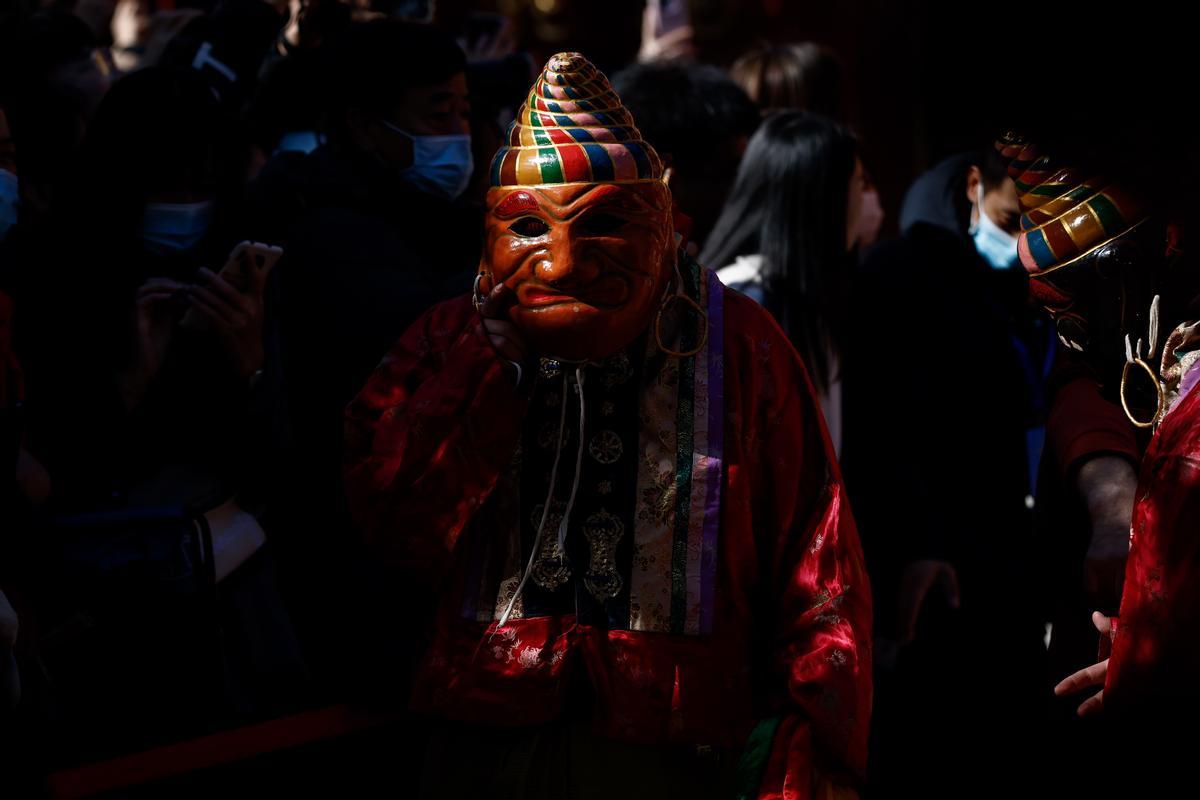 Monjes budistas bailan la Danza del Diablo en Pekín