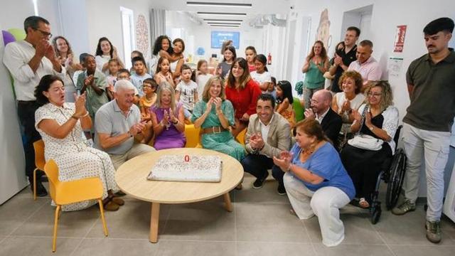 Un momento de la inauguración de Ludotea, ayer, con la alcaldesa y el presidente de la Diputación.