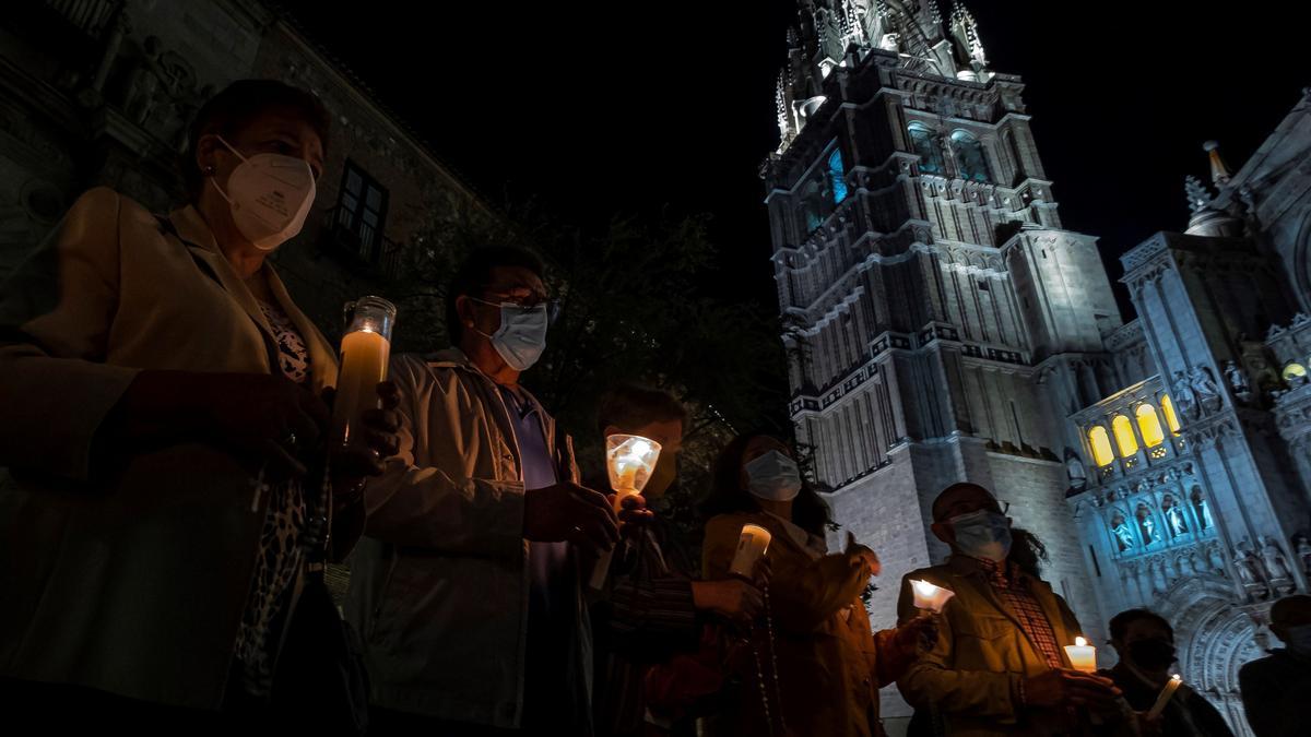 Rezan con velas ante la Catedral de Toledo como acto de reparación tras vídeo