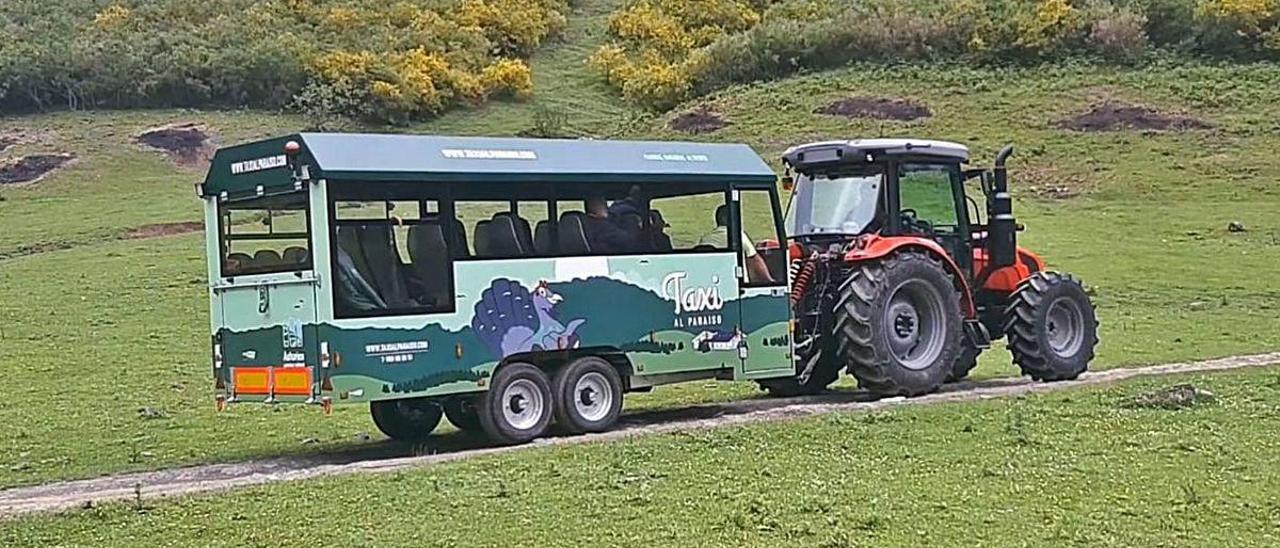 El &quot;tren turístico&quot;, en un recorrido de prueba.