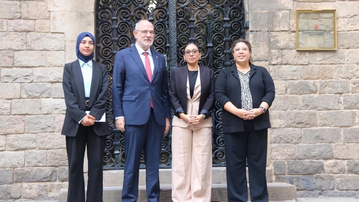 Las activistas Zuhal Sherzad, Edipcia Dubón y Yessica Méndez con el 'conseller' d'UE i Acció Exterior, Jaume Duch.