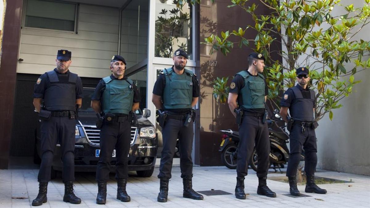 Agentes de la Guardia Civil, frente al domicilio de Sandro Rosell