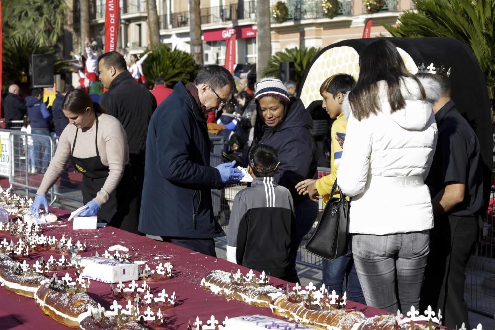 Los Reyes Magos llegan a Murcia repartiendo Roscón