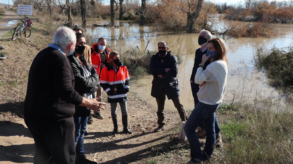 El alcalde de Zaragoza dialoga con un vecino de uno de los barrios rurales afectados por la crecida