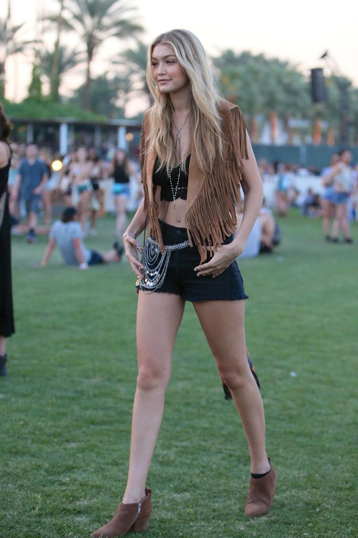 Gigi Hadid con un look boho en Coachella