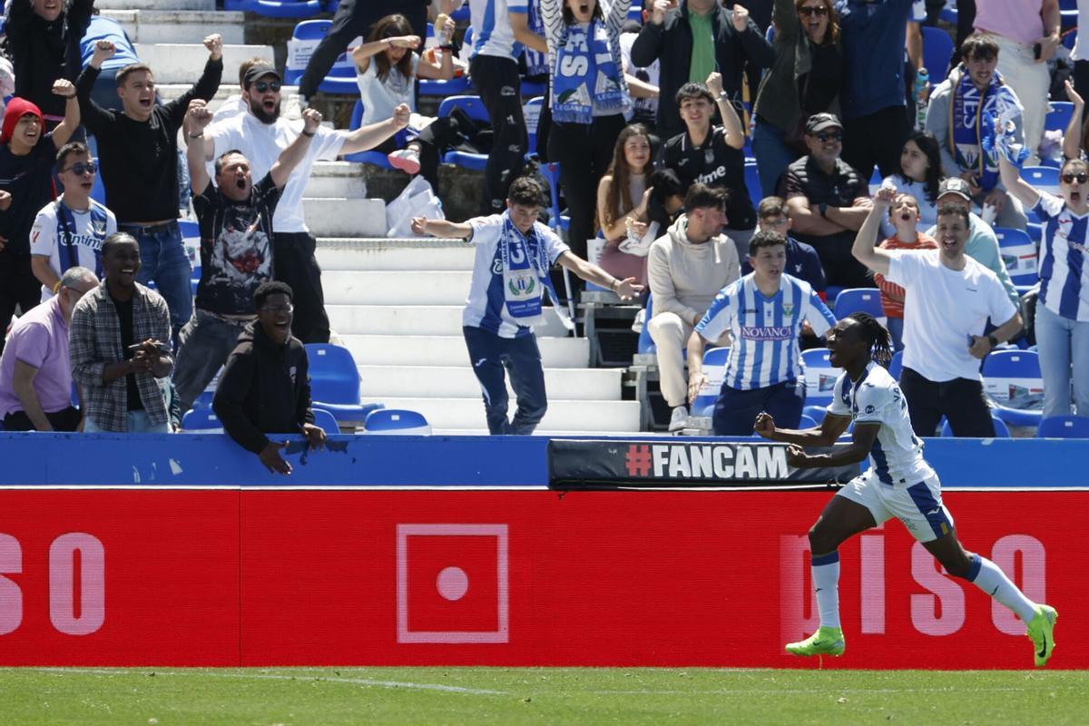 LEGANÉS (C. DE MADRID), 11/05/2025.- El centrocampista marfileño del Leganés Yan Diomande celebra el gol marcado al RCD Espanyol durante el partido de la jornada 35 de LaLiga disputado este domingo en el estadio de Butarque. EFE/ J.J. Guillén