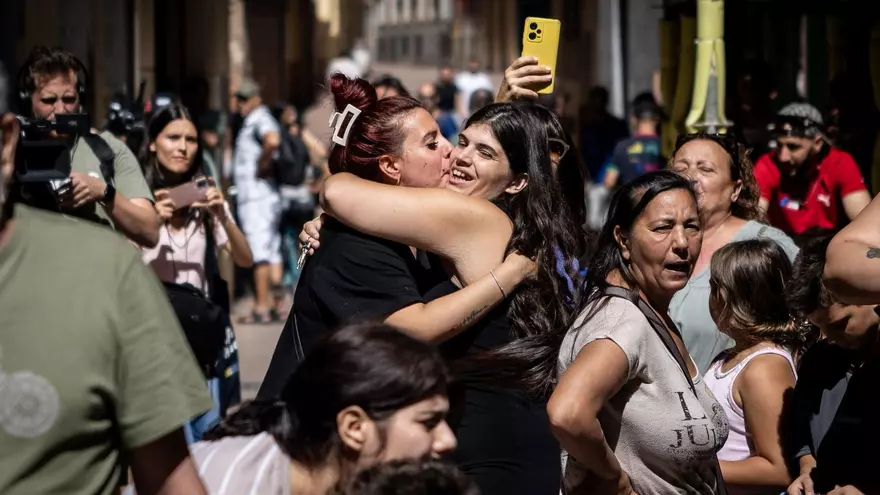 Paralizado el desahucio de Samanta en Zaragoza: "Mi hija se ha echado a llorar. Está muy contenta"