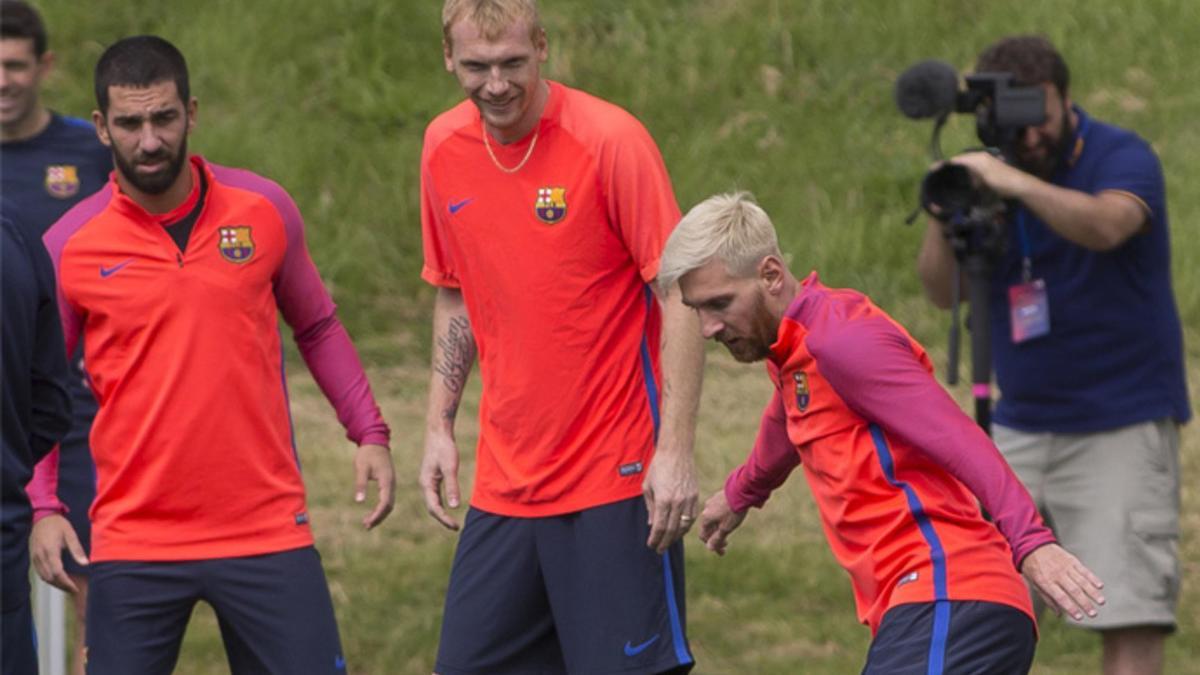 Arda Turan, Jeremy Mathieu y Leo Messi en un entrenamiento del stage de pretemporada del Barça en Saint George's Park