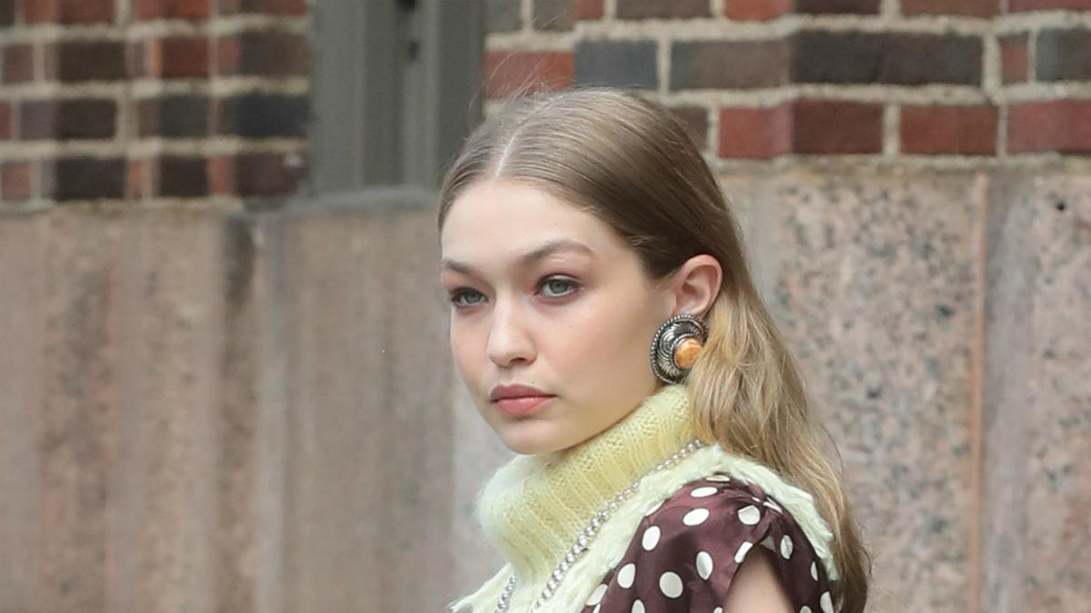 El look con lunares de Gigi Hadid