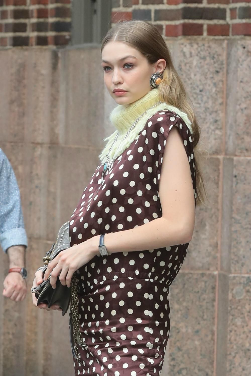 El look con lunares de Gigi Hadid