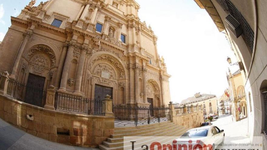 Decenas de visitantes se adentran en la excolegiata de San Patricio