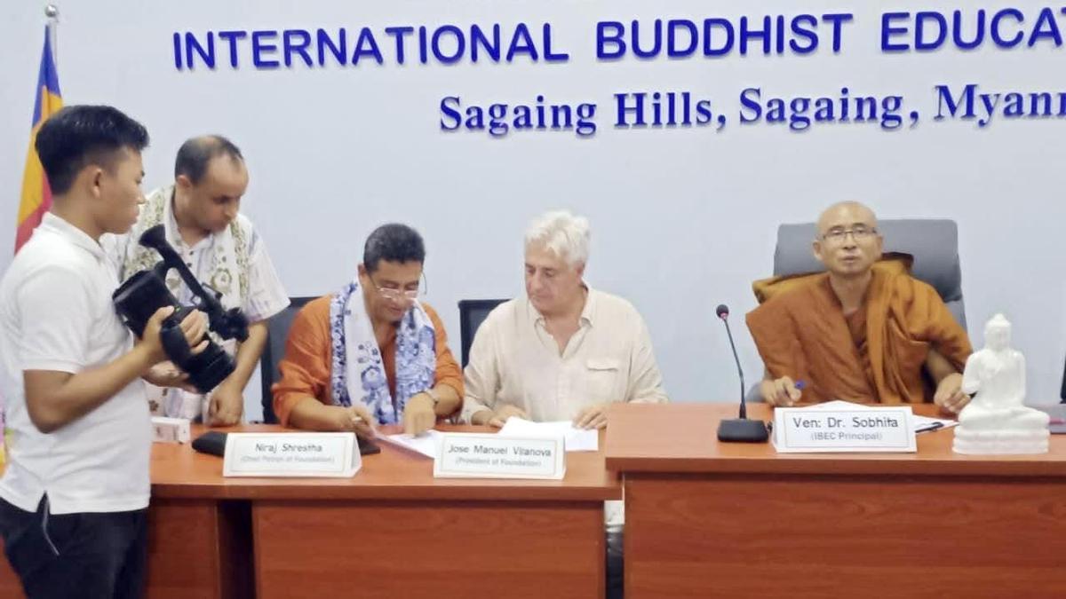 Vilanova (centro) durante una firma de documentos en la International Buddhist Education Centre de Myanmar.