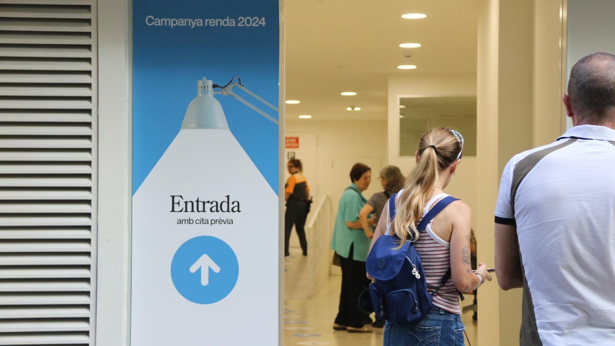 Persones fent cua a una oficina de l'Agència Tributària de Catalunya (ATC) per rebre atenció presencial per fer la declaració de la renda
