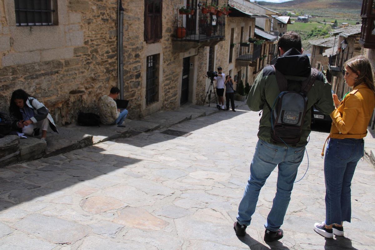 Presencia de los medios de comunicación a las puertas del Juzgado de Puebla de Sanabria.