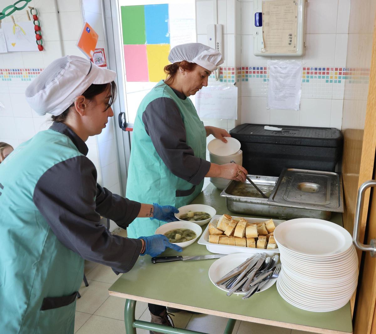 Trabajadoras en uno de los comedores escolares de Vigo