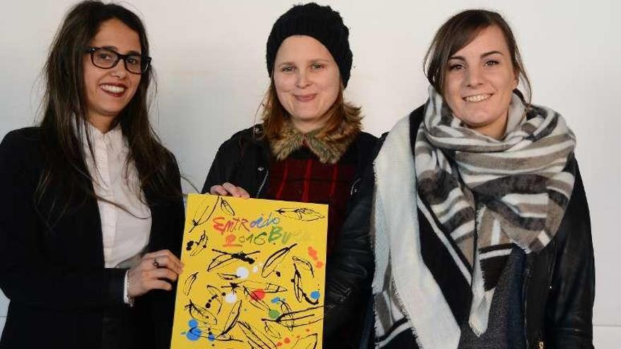 Silvia Carballo, Marta Díaz y Dana Díaz con el cartel ganador. // G.N.