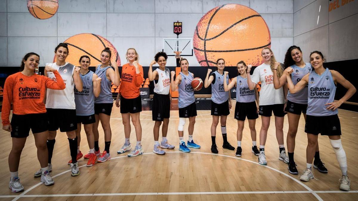 Las jugadoras del Valencia Basket posan para SUPER antes de la final