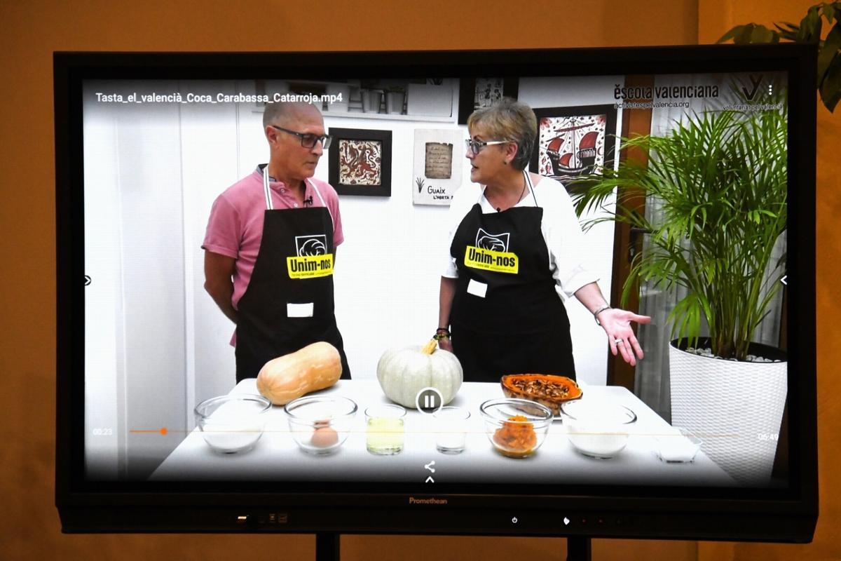 Recepta de coca de carabassa dins de la iniciativa 'Tasta el valencià' en el canal de Youtube de l'Escola Valenciana.