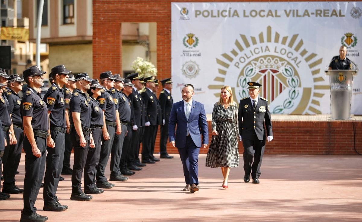 El alcalde Benlloch, la edila Gómez y el comisario Nieto han pasado revista a la plantilla de la Policía Local de Vila-real en la plaza de Sant Ferran.