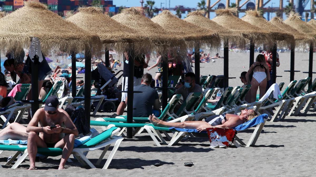 El buen tiempo y el calor llenan las playas de Málaga