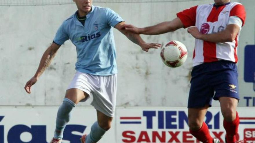 Un jugador del Villalonga y otro del Alondras disputan el balón durante el partido de ayer. // José Luiz Oubiña