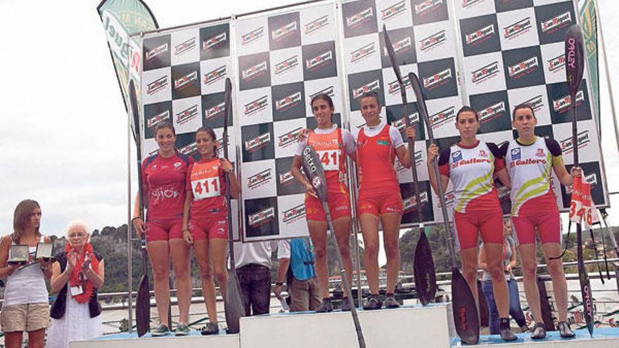María Pérez (a la derecha) en el primer cajón del podio acompañada de Naiara Gómez. // FdV