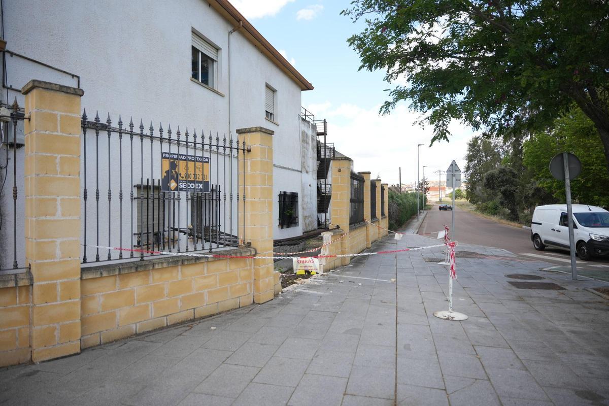 La consejería de Agricultura, en Badajoz, con el boquete en su fachada.