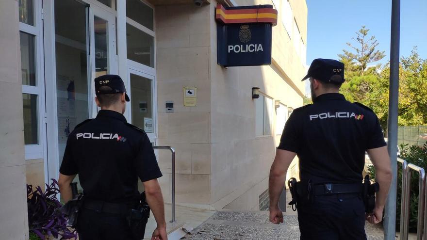 Agentes de la Policía Nacional en la Comisaría de la Playa de Palma.